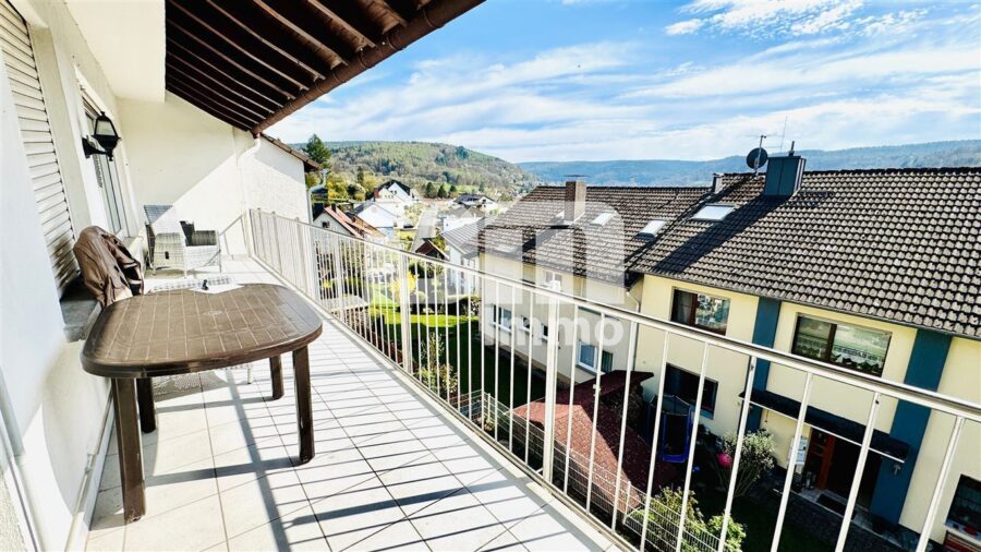 Hochwertiges Drei- bis Vierfamilienhaus in erhobener Ortsrandlage mit Panoramablick - 1.OG Balkon / Panorama